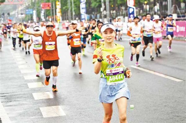 重庆市民为何对跑马如此热衷 已成为一种生活方式