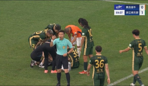 疑似无对峙  伤退!王钰栋被担架抬下左膝裹上厚厚冰袋 被背回更衣室