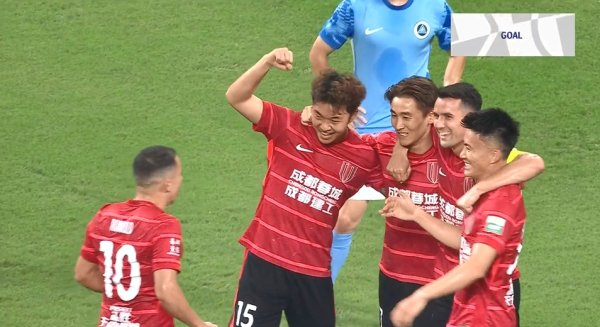 第15分钟，韦世豪助功  严鼎皓推射破门，蓉城2-0领跑  新鹏城