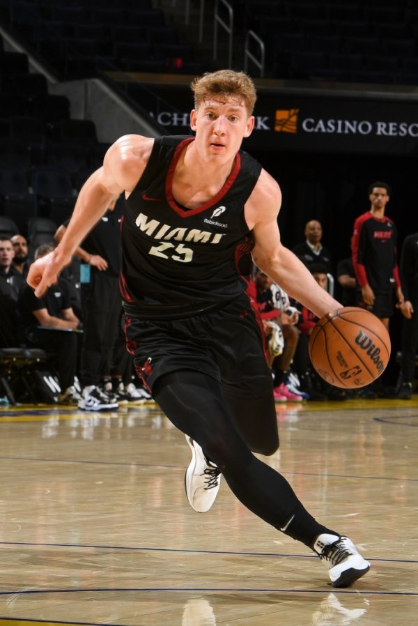 🙁热火20号秀亚库乔尼斯5投0中 拿到5分4板3助 出现4错误  8违例
