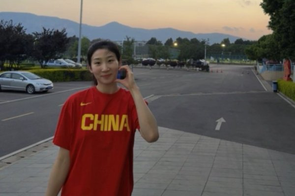 中国女篮拍摄亚洲杯定妆照 14人加入  拍摄 李一凡&王馨雨不在其中