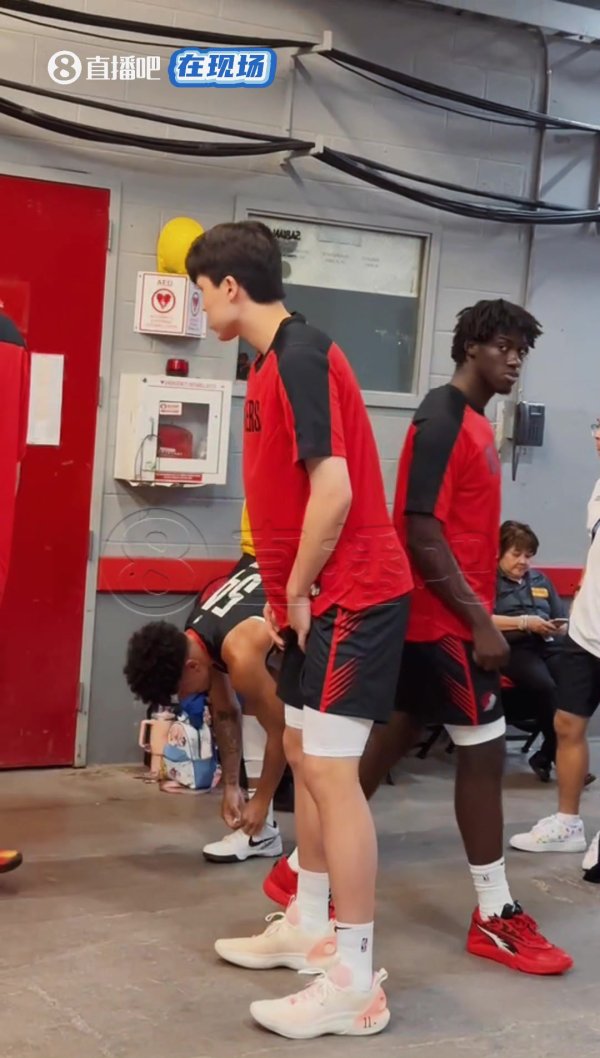 压力与动力并存📹️小吧现场直击杨瀚森出场前动态💪