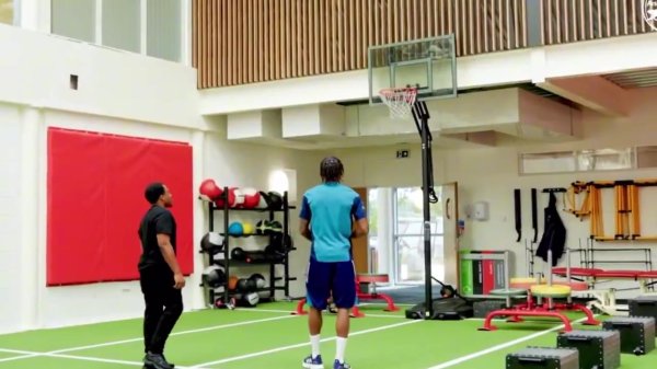🏀胯下盘球  +投射命中！马杜埃凯在阿森纳练习  基地打篮球赛