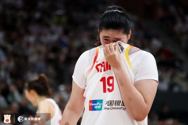 媒体人：持球三分开始在女篮大行其道 张子宇防卫  考验愈发严峻