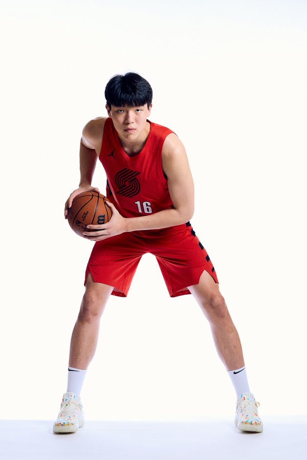 美媒调侃杨瀚森退赛夏联：明天有球迷会哭 到了现场却发现杨不打