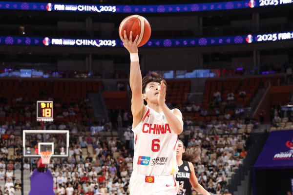 攻坚能手！杨舒予半场5中3拿到11分4助功  1阻攻