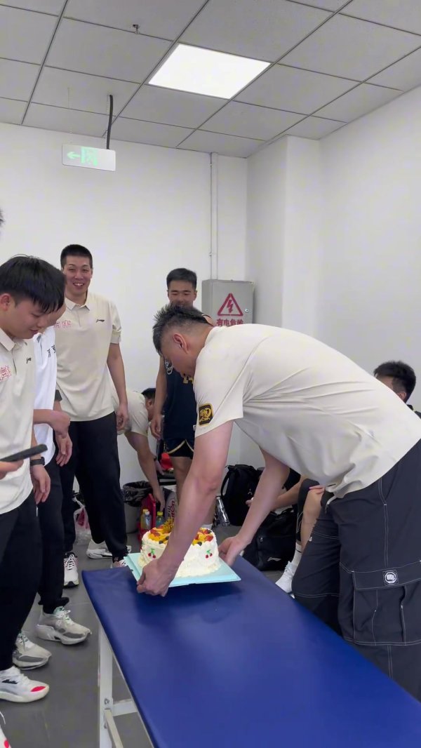 阿旺在身后蠢蠢欲动🤣 广东官方社媒晒全队为张文逸庆生视频