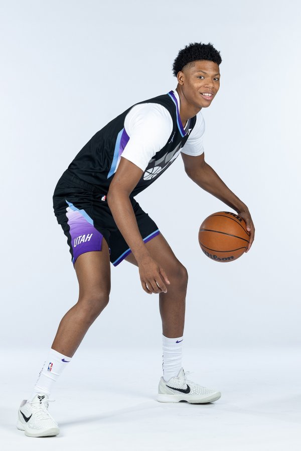 🎂NBA生涯的第一个生日！爵士官方祝贝利19岁生日快乐！🎂