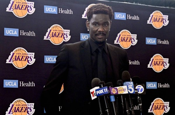 哈斯勒姆：艾顿总是想投他的距离 在湖人他不会有球权的🏀