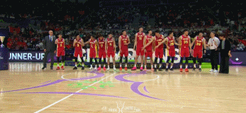 郭导有能！颁奖合影时众队员不断示意郭士强站向C位