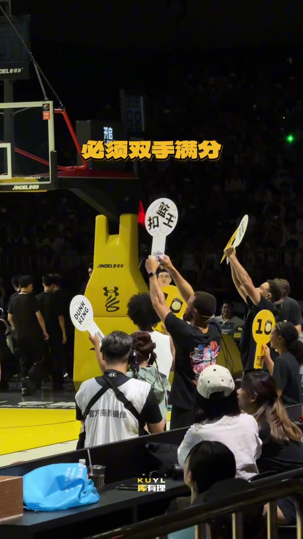 库里边看边学！陈登星背书包胯下换手飞扣多人