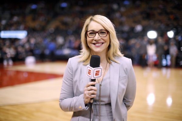 TA：ESPN将首席解说团成员多瑞丝-伯克降职 目前双方正商讨续约
