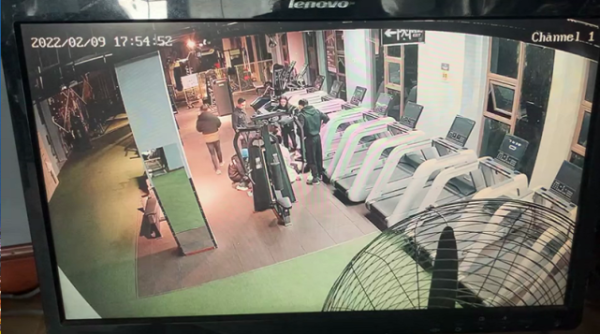 小伙健身运动练习      房缓步  突然晕倒 退伍老兵紧急施救