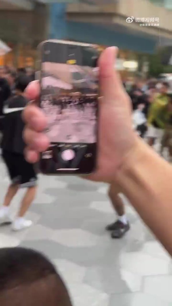 无惧风雨！活动现场外球迷们高喊LBJ 詹姆斯冒雨挥手致意