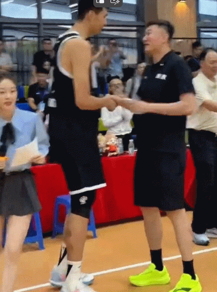冰释前嫌！徐昕和杜锋指导相谈甚欢 相互握手致意