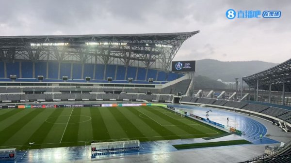 在现场|前方记者赛前探场，目前正在下雨国足预计迎来雨战