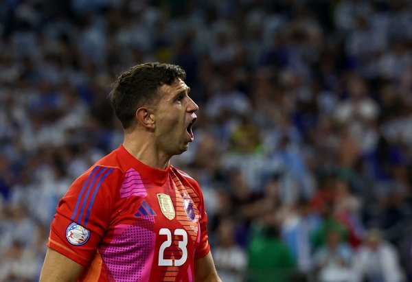 斯基拉：加拉塔萨雷8月曾与大马丁达协议，但维拉拒绝了报价