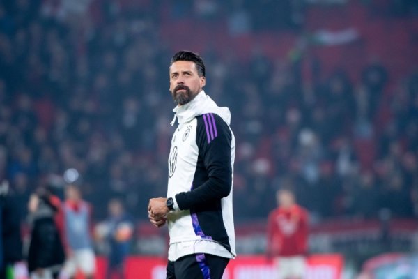 德媒:一名海登海姆球迷从看台跌落受伤,直升机降落在球场上救援 德媒:一名海登海姆球迷从看台跌落受伤,直升机降落在球场上救援