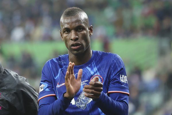 记者晒杰克逊与经纪人登机视频：球员即将前往慕尼黑进行体检