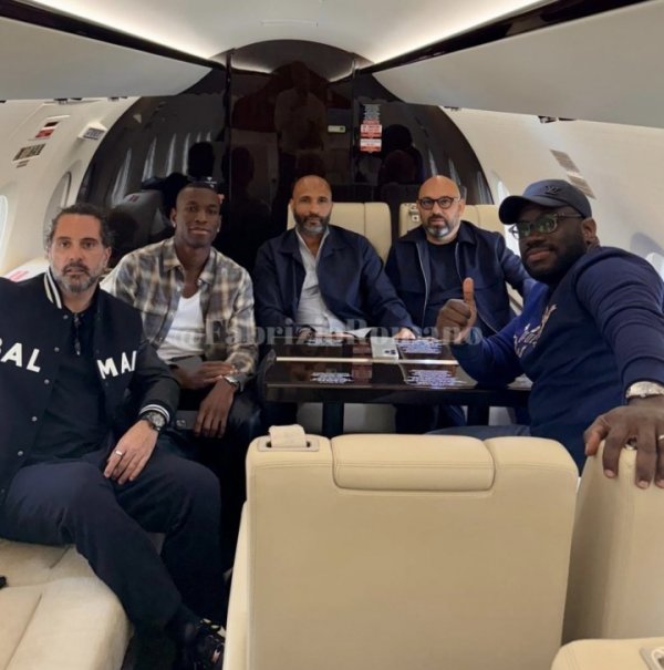 来了！罗马诺独家照片：杰克逊乘机前往慕尼黑，24小时内官宣