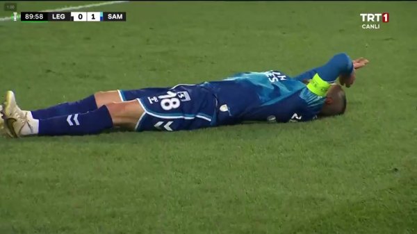 萨姆松体育球员比赛尾声倒地拖延时间，对手试图将其拖出球场