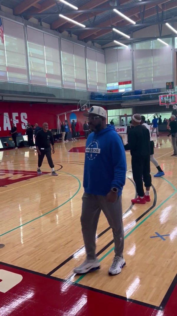 复健    相当好！欧文在球队练习  中练习后撤步投射 动作相当丝滑