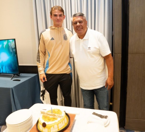 尼科-帕斯9月8日度过21岁生日，阿根廷全队为他庆生