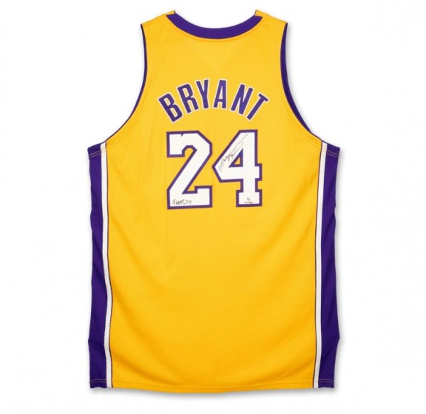 科比首件亲穿24号运动活动    服  拍出88.9万美元 06年曾以10000美元出售