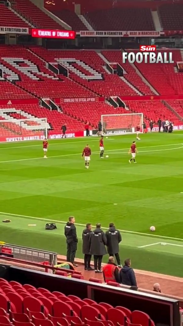 失望😔曼联小将奇多·奥比未能在U21杆位后，直接走回球员通道