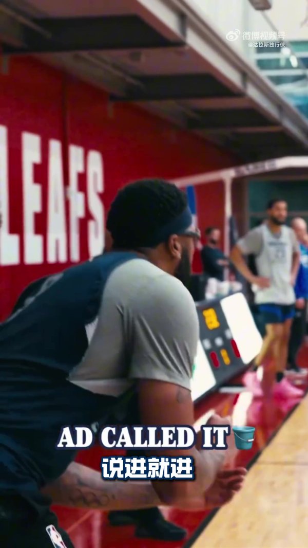 这是护目镜还是瞄准镜?浓眉底角三分一发入魂 欧文搞怪互动 这是护目镜还是瞄准镜?浓眉底角三分一发入魂 欧文搞怪互动