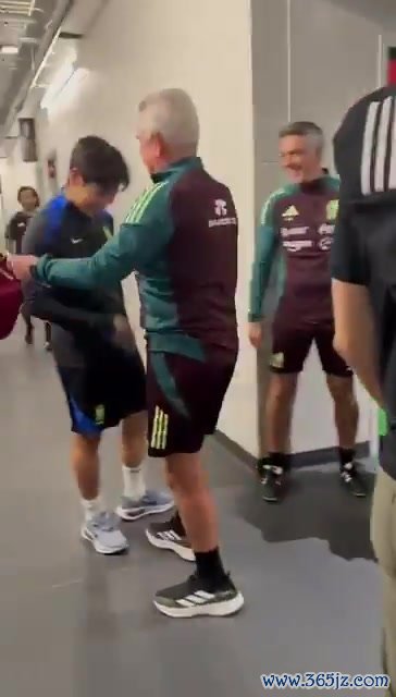 师徒重逢！墨西哥主帅阿吉雷赛后与李刚仁见面并开玩笑