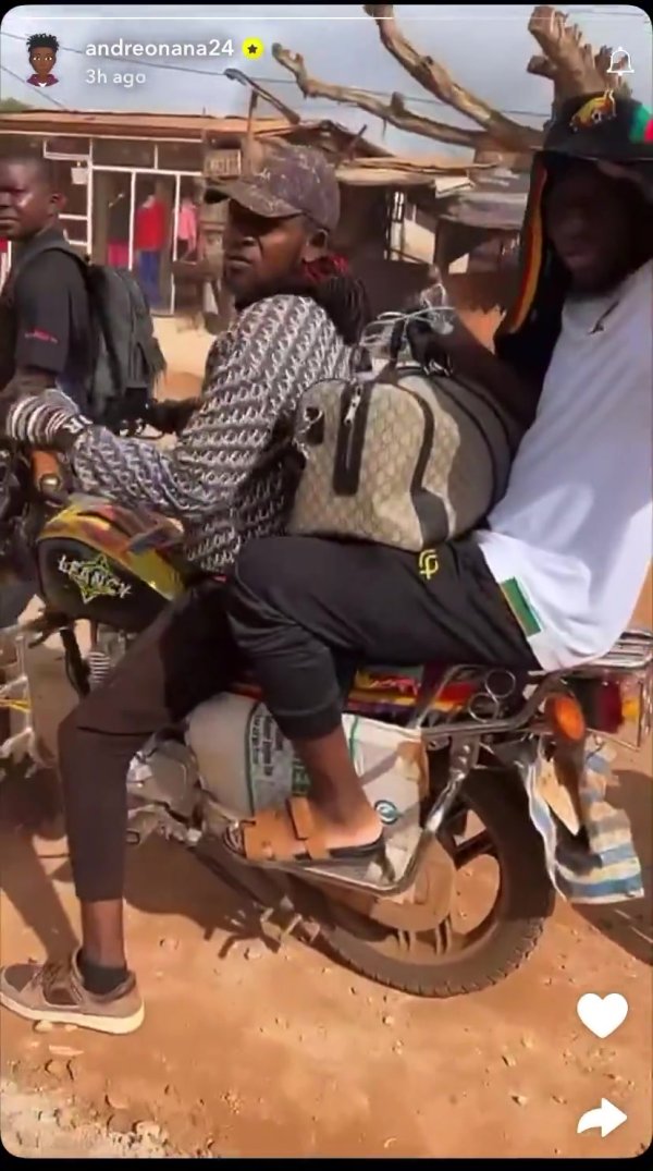 师傅机场去不🤪奥纳纳晒自己坐摩的视频，将飞往土耳其完成转会