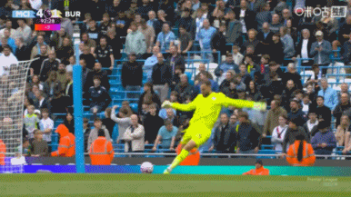 太逆天了！艾思特福乌龙双响+离谱错误  送单刀赴会，一人送曼城3球