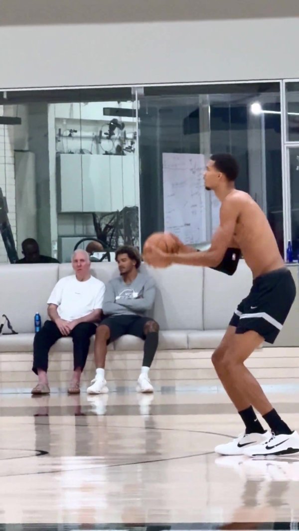 心念爱徒！波波维奇场边与索汉并坐 观看文班亚马投射练习