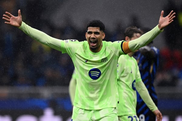 阿劳霍：球队始终保持冷静和沉着并压制了对手，这场获胜  献给加维