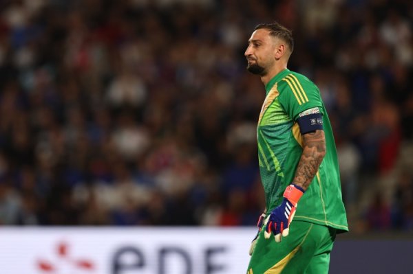 记者:多纳鲁马起初告知大巴黎想离队,现在又改变主意表示想留队 记者:多纳鲁马起初告知大巴黎想离队,现在又改变主意表示想留队