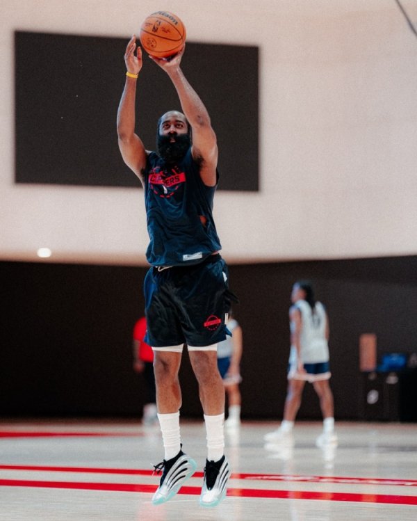 明日季前赛首战广州!快船官方晒今天练习 照 全员积极准备比赛 明日季前赛首战广州!快船官方晒今天练习 照 全员积极准备比赛