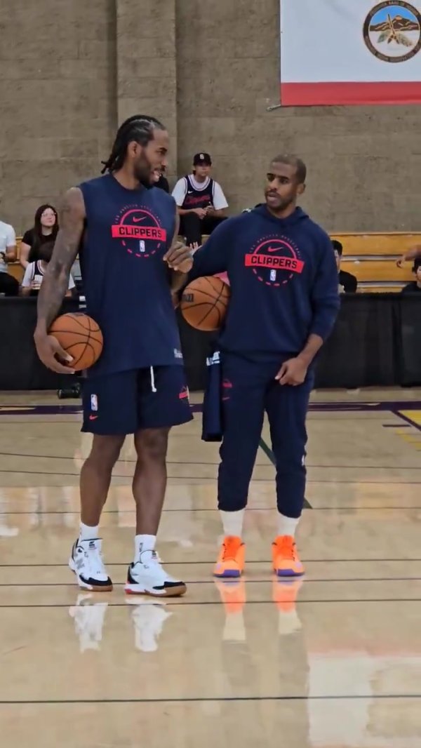 聊啥呢？船记晒视频：保罗和莱昂纳德练习  中沟通   表情都很认真