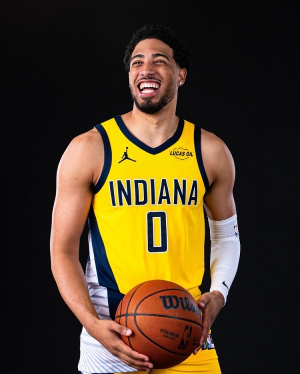 场边观战指导的一年！哈利伯顿晒定妆照：生涯第6赛季 球员兼指导教练员