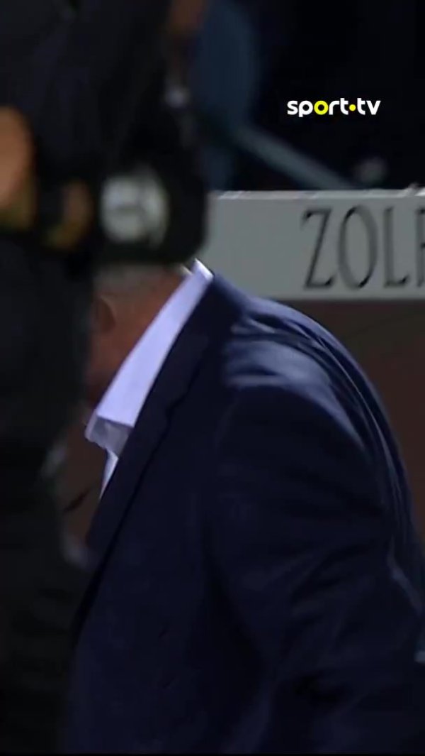 心情好😂穆里尼奥回归本菲卡首秀3-0取胜，场边上演＂飞身抢救  ＂