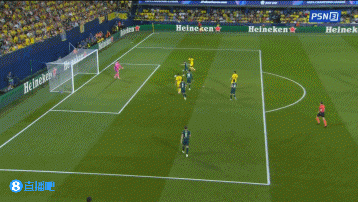 别扒拉我😡佩佩冲撞多纳鲁马，多纳鲁马揪其衣领摸他头被推开