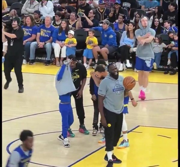 得逞后快笑尿了🤣巴特勒和库里怂恿小学生欺负希尔德