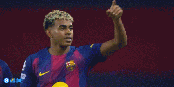 女友现场观战!亚马尔点射破门后,向看台做出飞吻庆祝 女友现场观战!亚马尔点射破门后,向看台做出飞吻庆祝