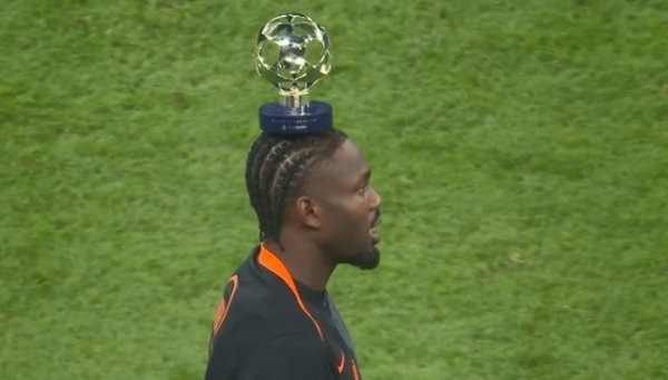 可爱捏，图拉姆当选全场最佳，将奖杯放在头顶