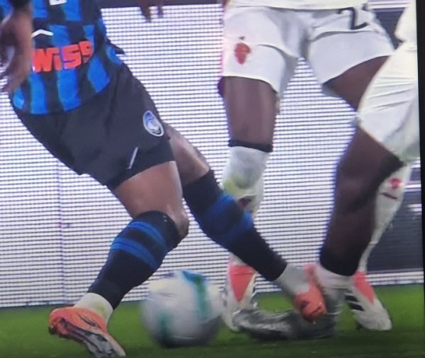 米体:卢克曼对福法纳犯规本可能染红,至少该吃黄牌,主裁判漏判 米体:卢克曼对福法纳犯规本可能染红,至少该吃黄牌,主裁判漏判