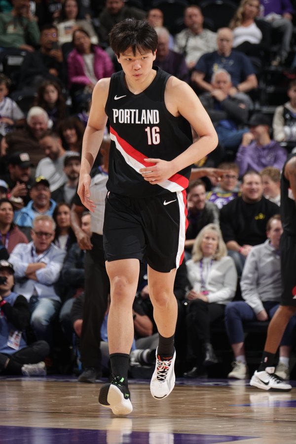 杨瀚森季前赛场均8分3.5板1.3帽+2.8错误  5.3违例   三分40%罚球100%