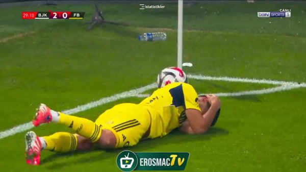 遭贝西克塔斯球迷砸水瓶！阿森西奥倒地捂头翻滚十分痛苦