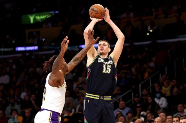 约基奇动作不美观？霍华德：我认为很华丽 他是史上最佳五号位之一