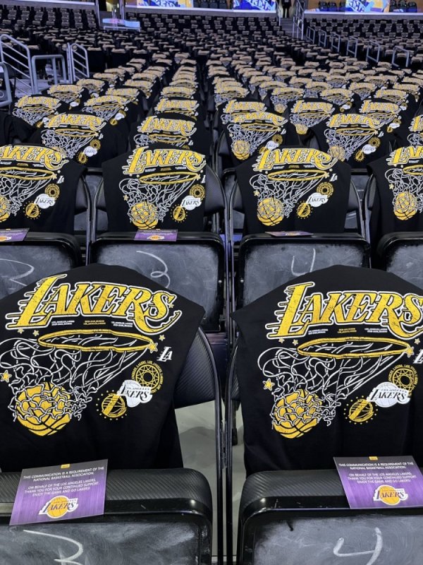 湖人在每个座位放置揭幕之夜定制T恤 背部印有新赛季所有赛程！