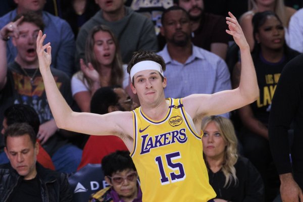 冲破  还挺犀利！里夫斯半场9中5&三分3中0拿到12分 另有3板4助